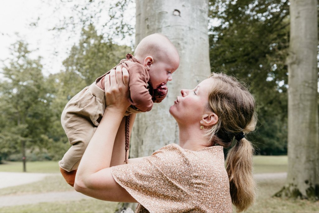 kracht vrouw zijn krachtige vrouw op strand