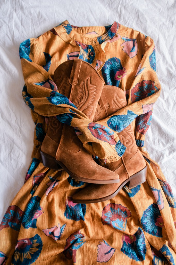 mommyproof outfit met laarzen omoda lange jurk