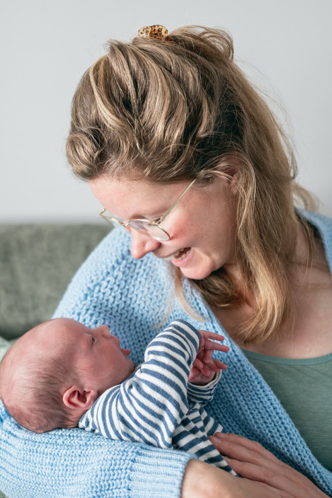 moeder zoon na bevalling